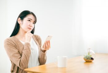 考える女性