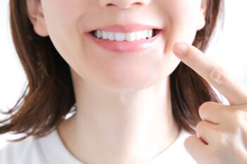 白い歯の女性
