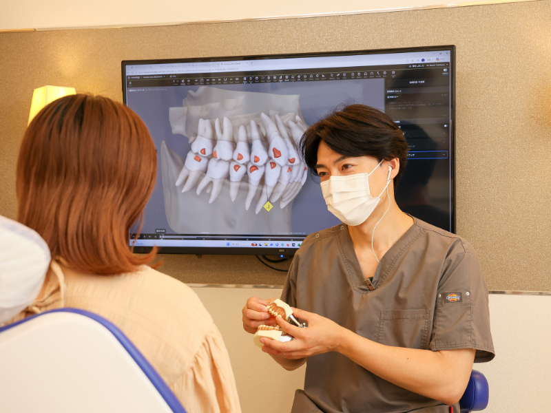 矯正治療について説明する様子